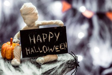 Sevimli komik anne. Cadılar Bayramı dekorasyonu