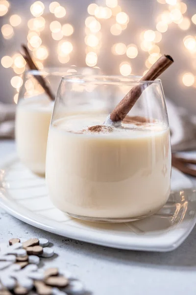 Bebida tradicional de Navidad ponche de huevo con canela —  Fotos de Stock