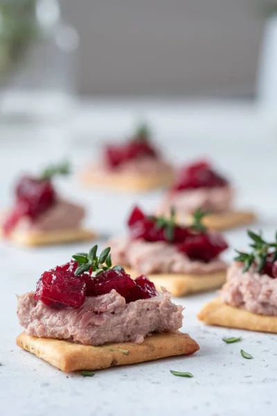 Cracker med paté och tranbärssås — Stockfoto