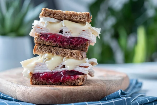 Sandwich de pavo con queso brie y salsa de arándanos — Foto de Stock