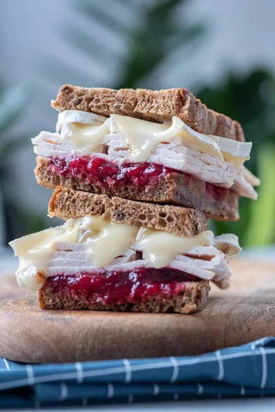 Sandwich de pavo con queso brie y salsa de arándanos —  Fotos de Stock