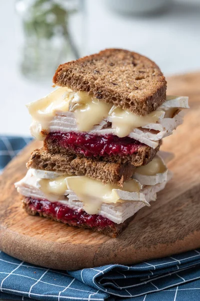 Kalkoen Sandwich met brie kaas en cranberry saus — Stockfoto
