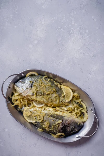 Čerstvé ryby dorada marinované s citrónem a cibulí — Stock fotografie