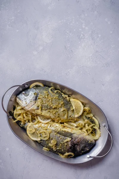 Färsk fisk dorada marinerad med citron och lök — Stockfoto