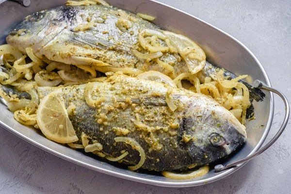 Färsk fisk dorada marinerad med citron och lök — Stockfoto