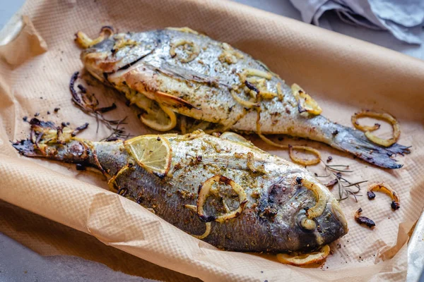 Pesce al forno dorado — Foto Stock
