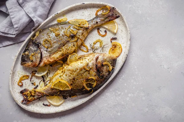 Pesce al forno dorado — Foto Stock