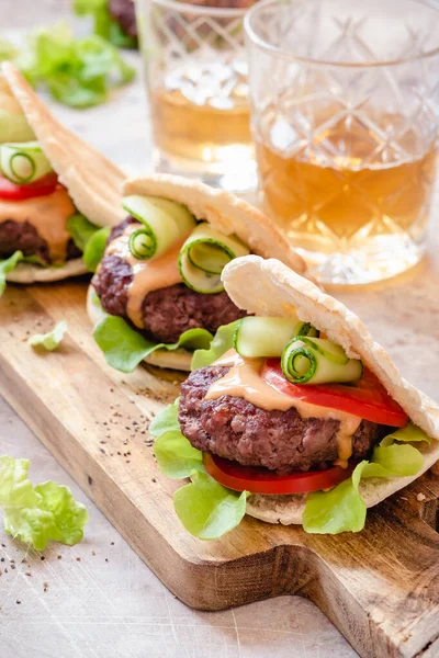 Hambúrgueres Pita com legumes frescos — Fotografia de Stock