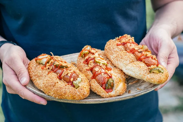 Хот-доги с хрустящим луком и маринованными огурцами — стоковое фото