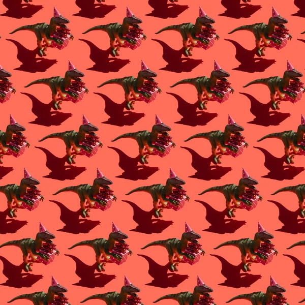 Dinosaurus met geschenkdoos patroon op rode achtergrond — Stockfoto