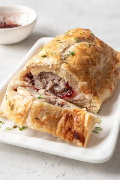 Rolos de salsicha de peru de porco assado com queijo brie e molho de cranberry em massa folhada — Fotografia de Stock