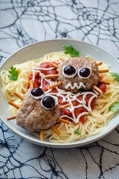 Cutlet parece una araña con pasta —  Fotos de Stock