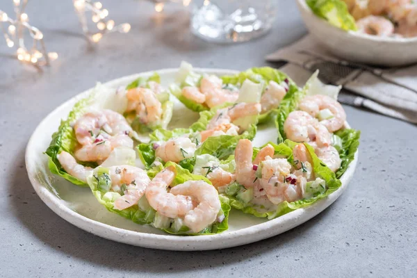 Envolturas de ensalada de camarones en hojas de lechuga —  Fotos de Stock