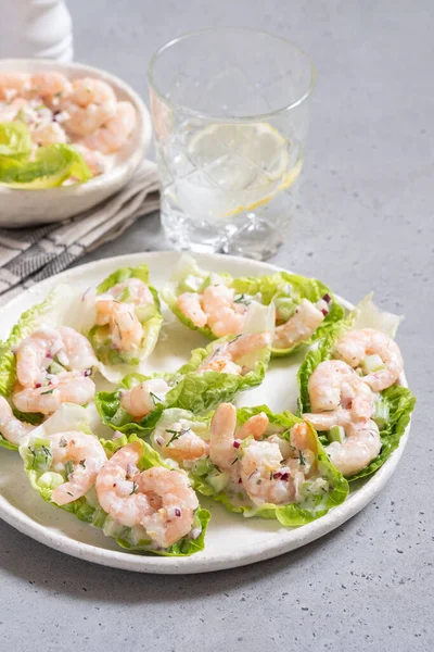 Envolturas de ensalada de camarones en hojas de lechuga —  Fotos de Stock