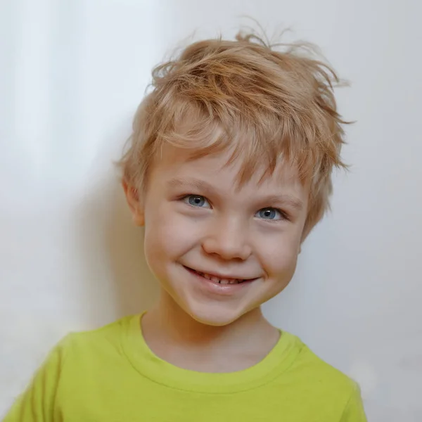 Gyönyörű mosolygós aranyos fiú. — Stock Fotó