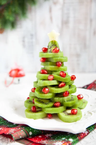 Kiwi pomegranate Christmas tree, beautiful New Year background — Stock Photo, Image