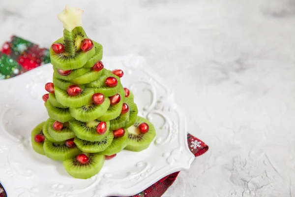 Kiwi-Granatapfel-Weihnachtsbaum, schöner Neujahrshintergrund — Stockfoto