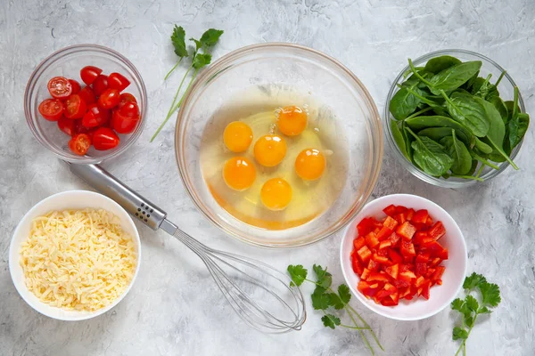 Verduras frescas, huevos y queso. Ingredientes para una tortilla de desayuno saludable —  Fotos de Stock