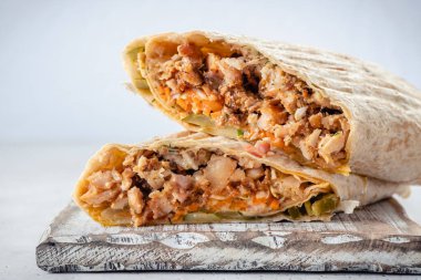 Pide soslu tavuk sarması.