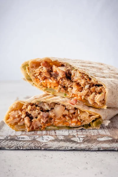 Shawarma-Hühnerbrötchen in einer Pita — Stockfoto