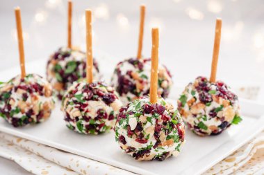 Yaban mersinli Noel peyniri topu aperatifleri