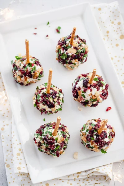 Aperitivos de bola de queso de Navidad con arándanos — Foto de Stock