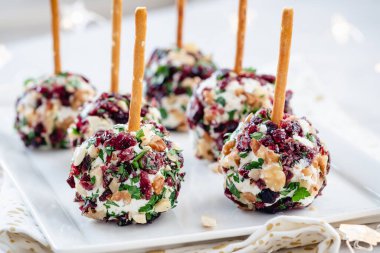 Yaban mersinli Noel peyniri topu aperatifleri
