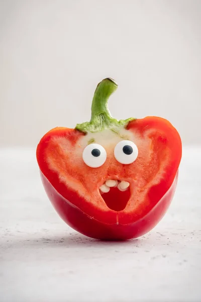 Pepper med rart ansikt. Overrasket pepper med google øyne over hvit bakgrunn. – stockfoto