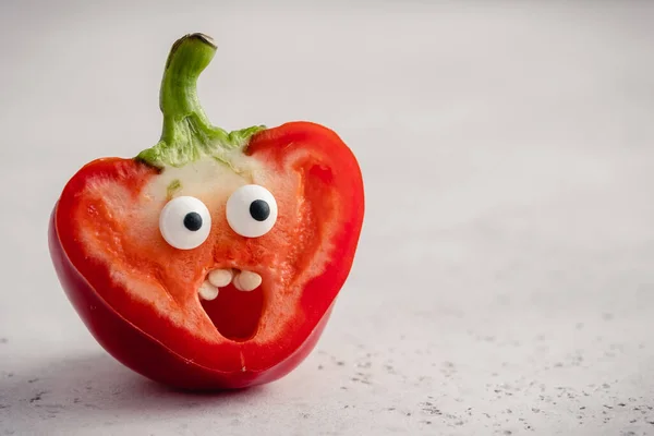 Pepper med rart ansikt. Overrasket pepper med google øyne over hvit bakgrunn. – stockfoto