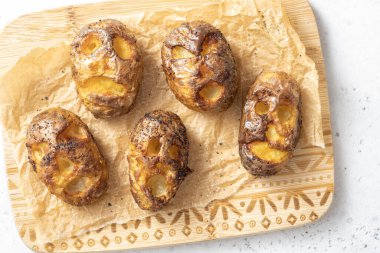 Cadılar Bayramı için korkunç patates kafalar