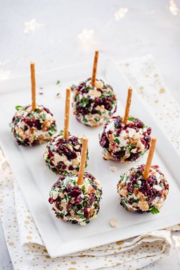 Yaban mersinli Noel peyniri topu aperatifleri