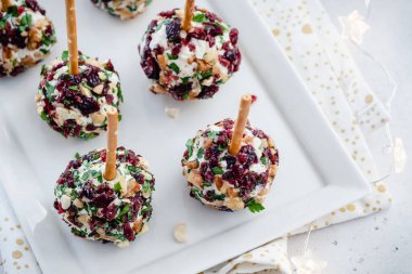 Yaban mersinli Noel peyniri topu aperatifleri