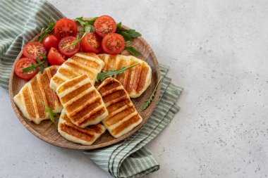 Izgara Halloumi Peynir ve domates salatası..