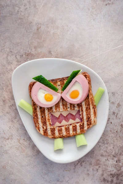 Monster sandwich met worst, eieren en kaas op bord. — Stockfoto