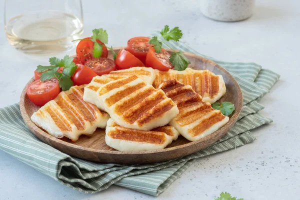 Grillowany ser Halloumi i sałatka pomidorowa. — Zdjęcie stockowe