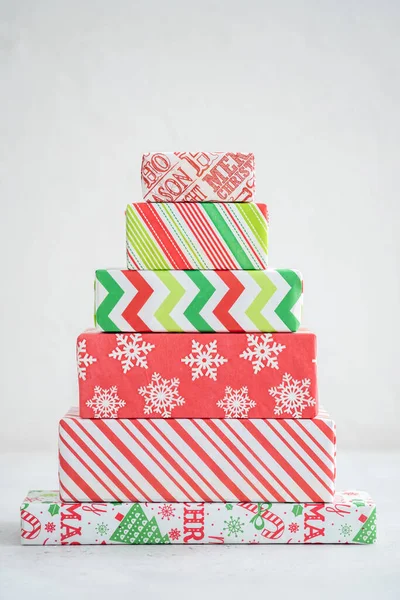 Hediye kutularından yapılmış Noel ağacı — Stok fotoğraf
