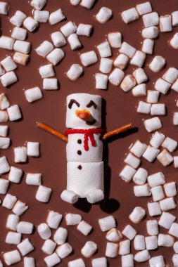 Erimiş kardan adamla sıcak çikolata.