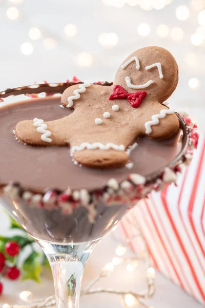 Galleta de jengibre hombre en un cóctel de Navidad —  Fotos de Stock