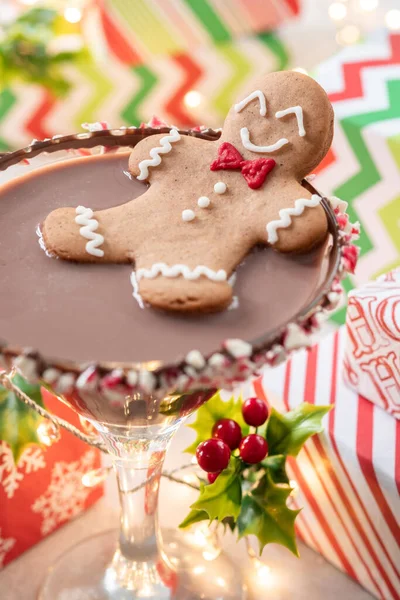 Пряничный человек с печеньем в рождественском коктейле — стоковое фото