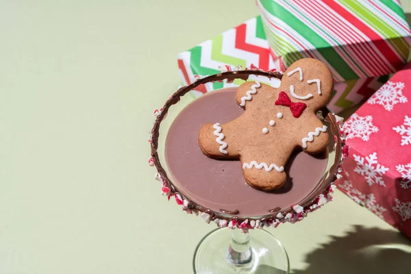 Galleta de jengibre hombre en un cóctel de Navidad — Foto de Stock