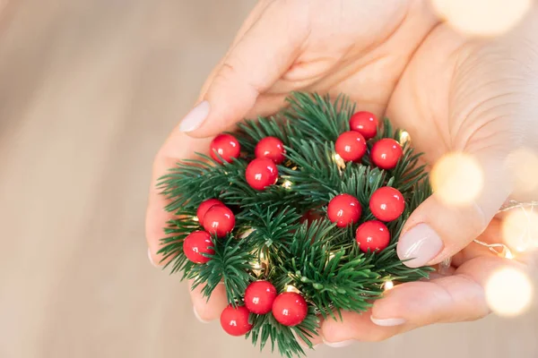 Weihnachtskomposition. Winter-Hintergrund. Adventskranz. Handgemachter Adventskranz in den Händen — Stockfoto