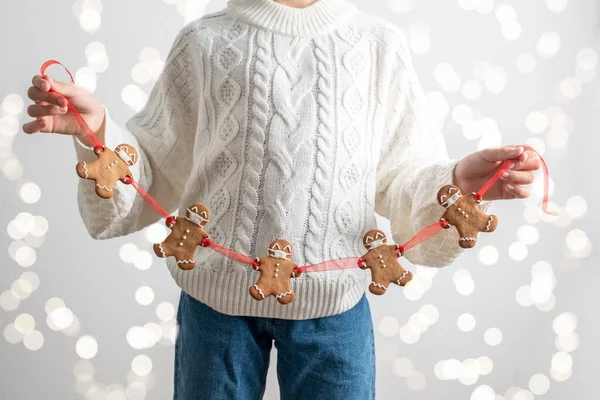 Stay home Christmas gingerbread men with a masks — Stock Photo, Image