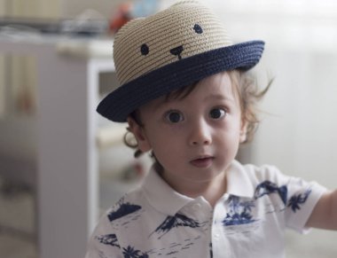 Yüz gülümseyen sevimli çocuk