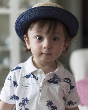 Yüz gülümseyen sevimli çocuk