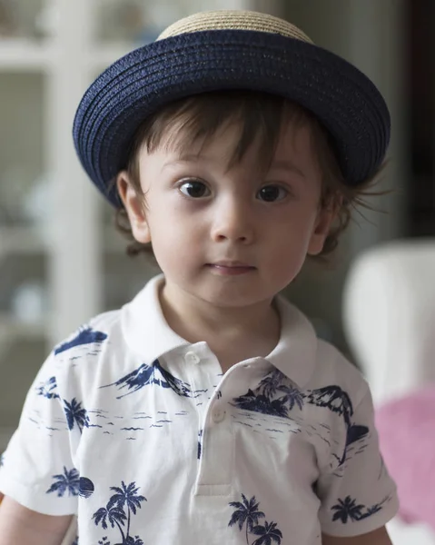 Yüz gülümseyen sevimli çocuk