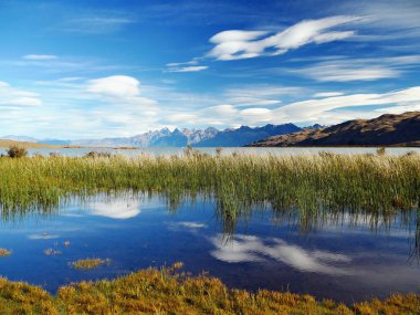 Patagonya, Arjantin 'deki bir göldeki dağların yansıması. Andy dağları.