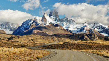 Arjantin'de Patagonya vahşi dağlarda Sonbahar. Ünlü Fitz Roy Dağı.