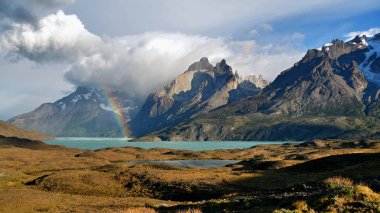 Torres del Paine. Patagonya dağları ve gölü. Şili