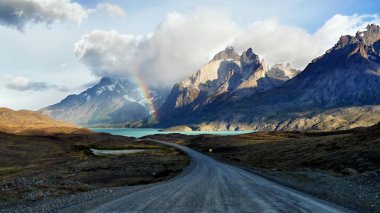 Torres del Paine. Patagonya dağları ve gölü. Şili