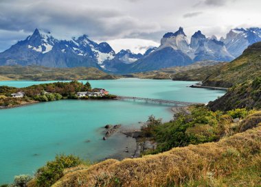 Torres del Paine. Patagonya dağları ve gölü. Şili